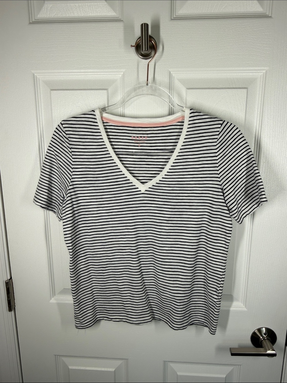 Boden black and white crop v-neck t-shirt size small